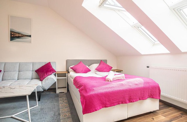 Airy Attic Apt.: Stylish Studio at Penzing Area