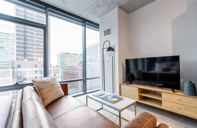 Airy Lakeview Studio, w/W/D, Gym, near Lincoln Park, by Blueground