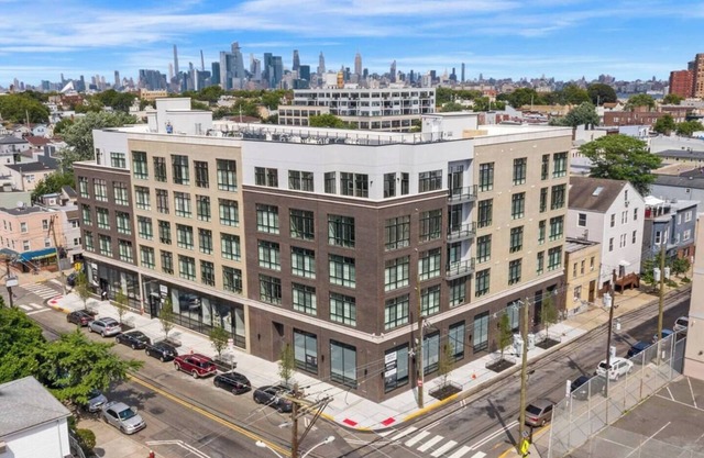 Airy Loft by NYC w Rooftop & Parking on Premises
