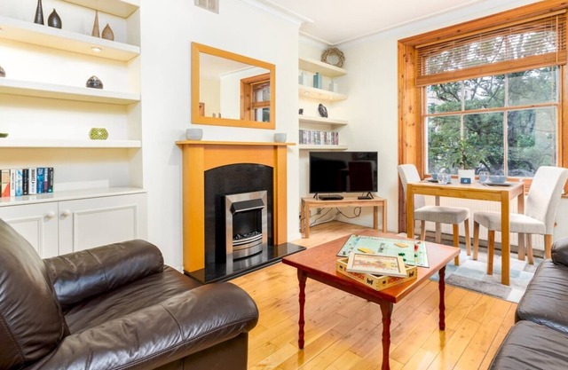 Airy Shepherds Bush Apartment