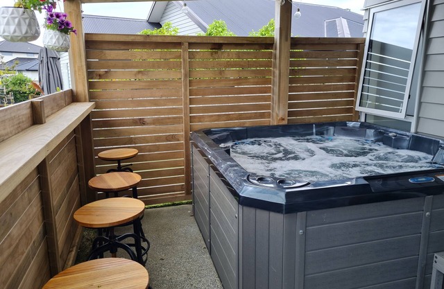 AJ's Nook - Modern apartment near Orewa Beach on Hibiscus Coast