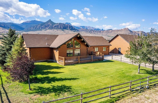 AJ's Outpost- Comfortable family retreat with mountain views