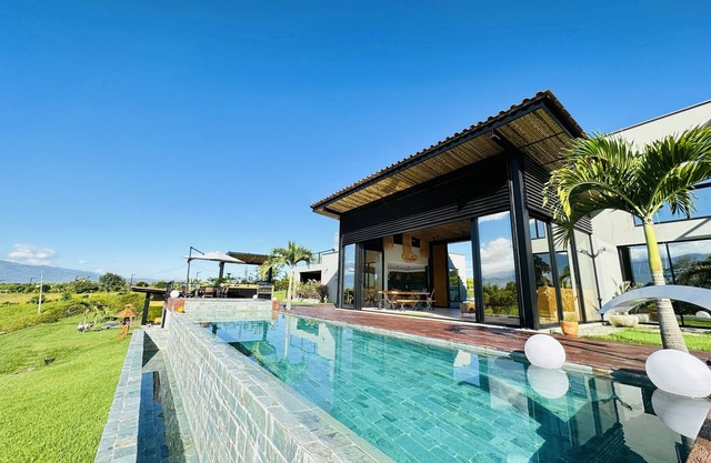Akanachi Luxury Home - Piscina y Jacuzzi Privado en el eje Cafetero Colombiano