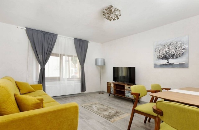 Aki Junior Apartment - Stylish Home in Brasov's Historical Center - Free Parking