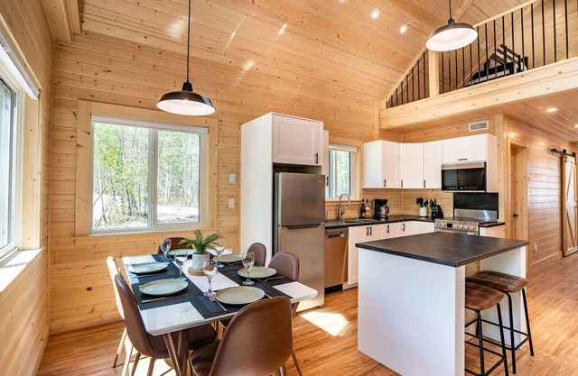 Akira Lodge - Alpha Mountain Lodging + Sauna