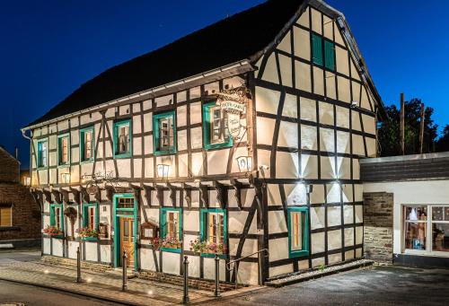 AKZENT Land-Hotel Zum Schwan, Garni WEILERSWIST-METTERNICH, 3 E-LADESTATIONEN, Nähe PHANTASIALAND, PALMENPARADIES Euskirchen