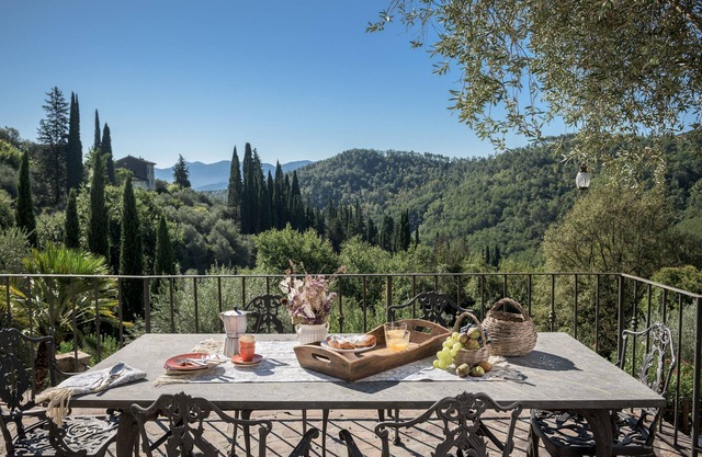 Al Bastini - villa with glorious views & pool, 15 mins from Lucca
