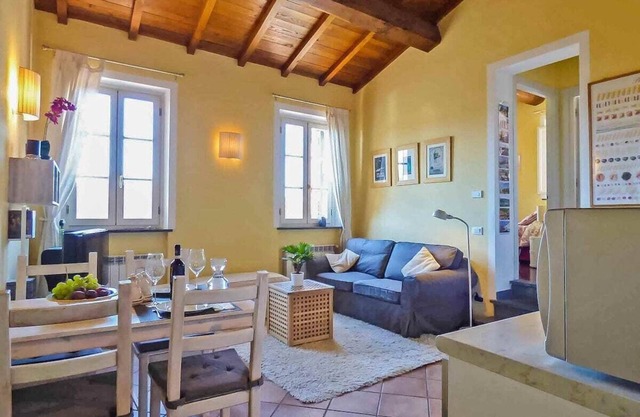 Al Borgo, Lucca apartment with terrace, A/C, WiFi