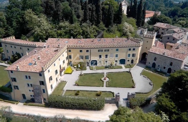 Al Castello - pool and lake view