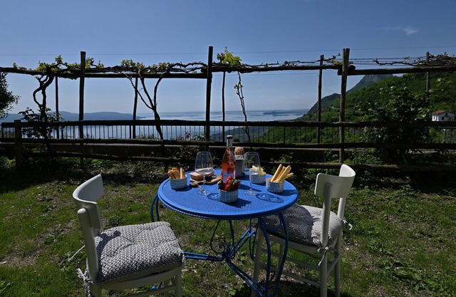 Al Pos by Theater Home, with marvellous lake view