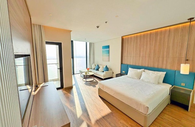 Alacarte condo - right on beach - high floor