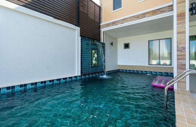 Alanti Villa close to Bangtao beach and bars!