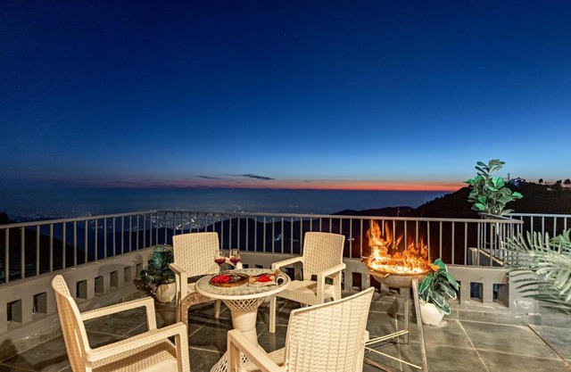 Alaya Stays Evara - 2 BHK Hilltop Hideaway With Balcony, Fireplace & Scenic Views