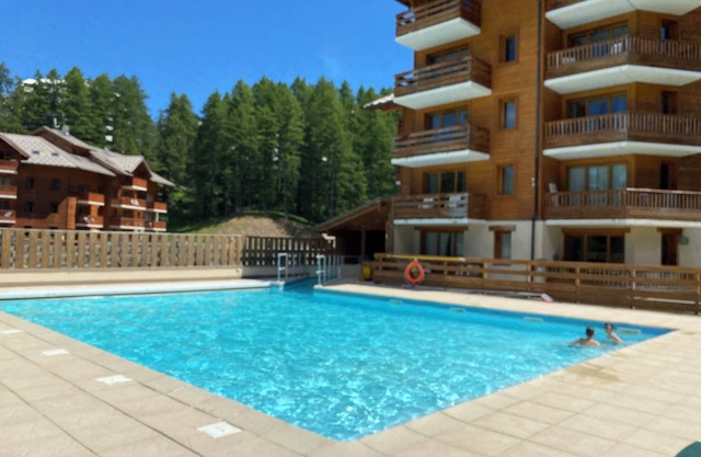 Albane F2 on slopes swimming pool quiet fully renovated 3 * wifi covered parking