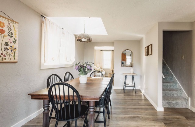 Albany Getaway with a King Bed, Bonus Kitchen, & WiFi