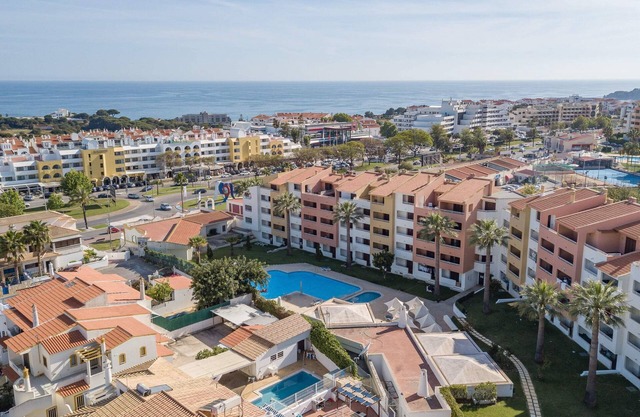 Albufeira Main avenue - WALK TO OLD TOWN & OURA STRIP & BEACH - 2 BEDROOMS