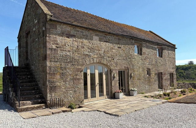 ALDER BARN, family friendly, character holiday cottage in Leek