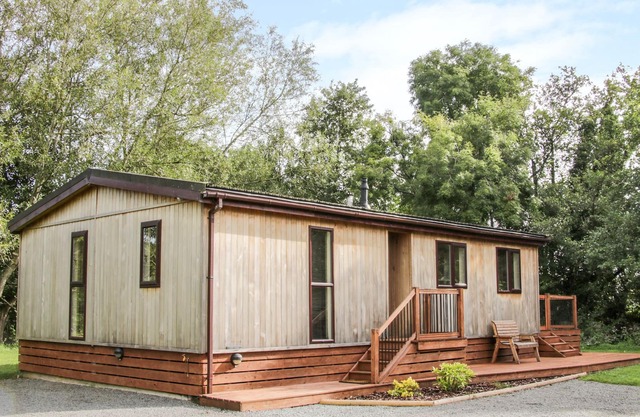 ALDER RIVER LODGE, family friendly, with hot tub in Clun