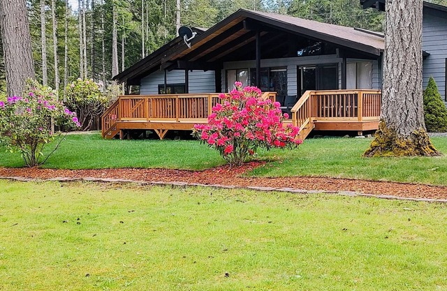 Alderbrook 2 Bedroom Golf Course Home w/View & Hot Tub