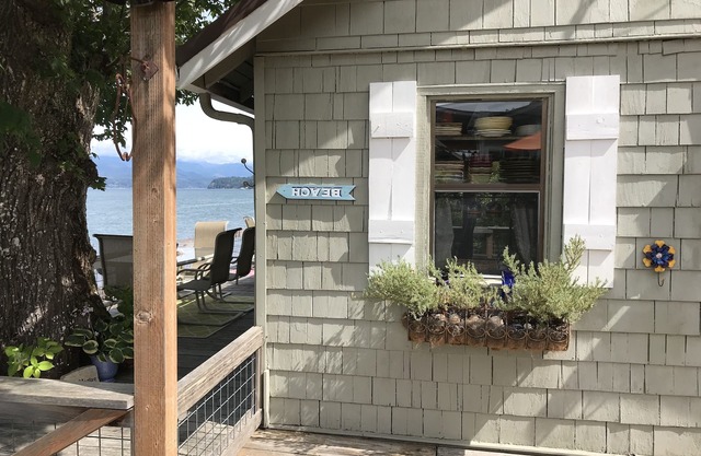 Alderbrook Area Waterfront Beach Cottage, All Season Escape- Spectacular Views!