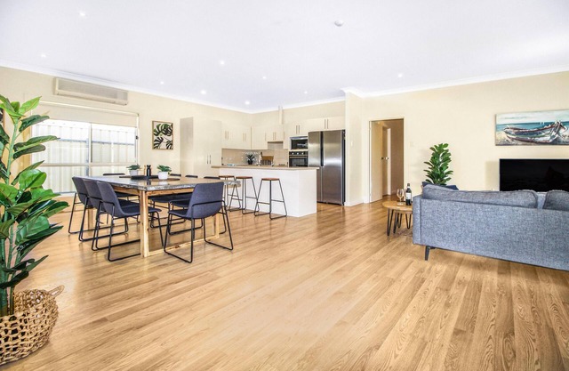 Aldinga Beach Experience - Large Modern Family Home Walking Distance to the Beach and Free WIFI ~ C21