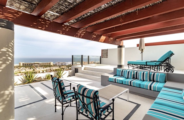 Alegranza Luxury Ocean-View Penthouse, Walking Distance to Downtown and Beach