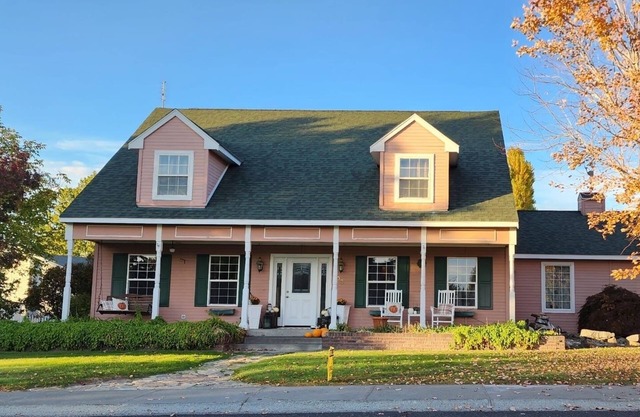 Alegria! Five Bedroom Colonial Style Home Conveniently Located! Pet Friendly!