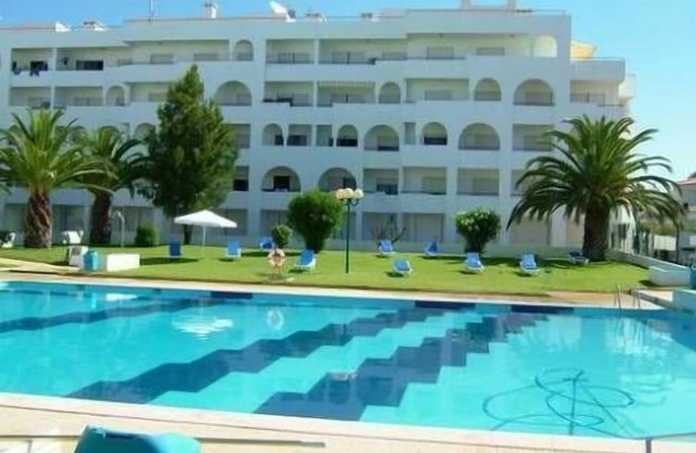 Algarve T2 Apartment, Porches, Pool and access to 2 Beaches, Family Home
