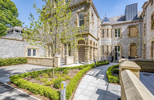 ALICE HOUSE STONE CROSS MANSION, pet friendly in Ulverston