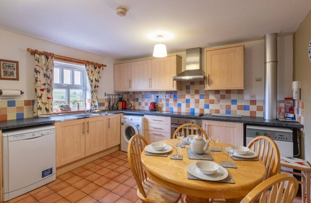 Alices Cottage - Three Bedroom House, Sleeps 6