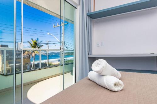 Aline 102 – Aconchegante Apartamento com Vista para o Mar, a Poucos Metros da Praia de Quatro Ilhas.