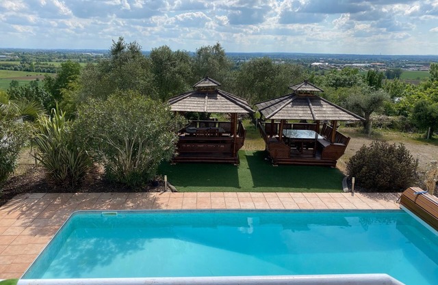 ALL COMFORT, QUIET, BEAUTIFUL VIEW OF Toulouse - decoration as in BALI