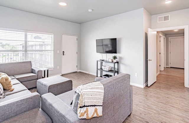 All comforts of home near fun parks, museums & zoo
