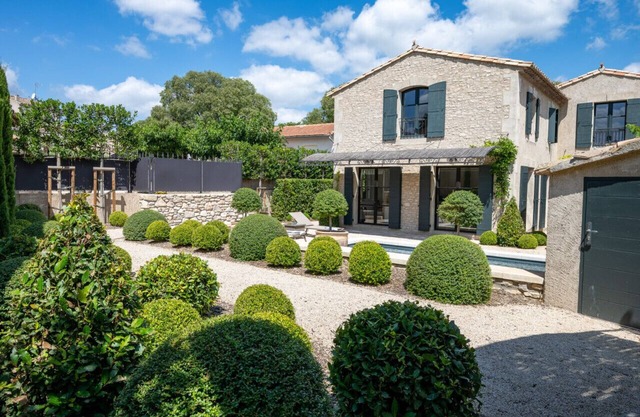 All commodities in this charming villa with private heated pool and inmaculate french style garden and outdoor spaces