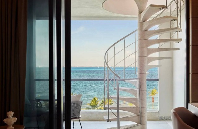 All-inclusive: Vibrant Beachfront Resort w/Rooftop Jacuzzis & Ocean View
