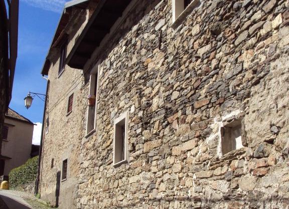 All'Ombra dell'Antica Pietra