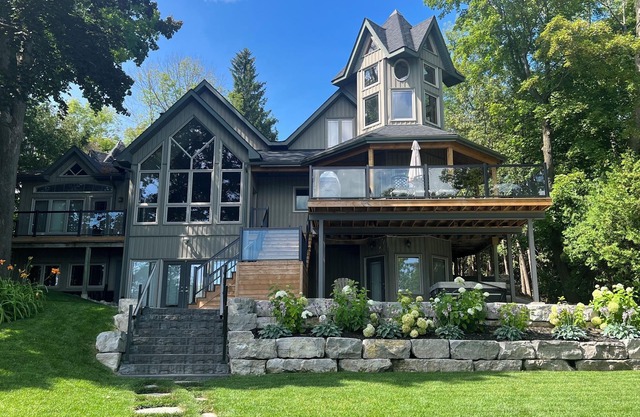 All season Cottage Water Front on Simcoe Lake