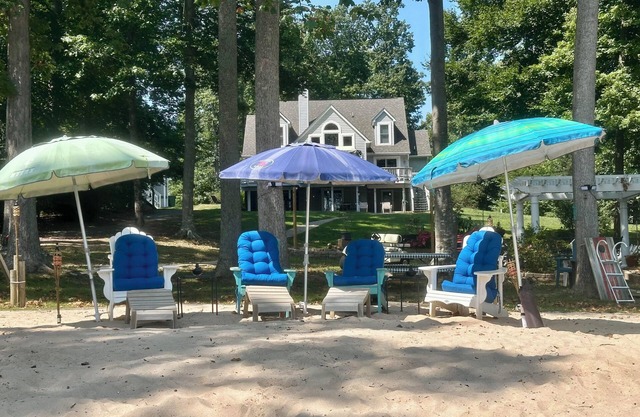 ALL SEASON RETREAT! Warm Waters, 2 Firepits, Cozy Boathouse! Indoor Fireplace!