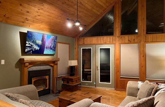 ALL Season Waterfront Cottage with WIFI, BBQ, Beach & Boat Ramp
