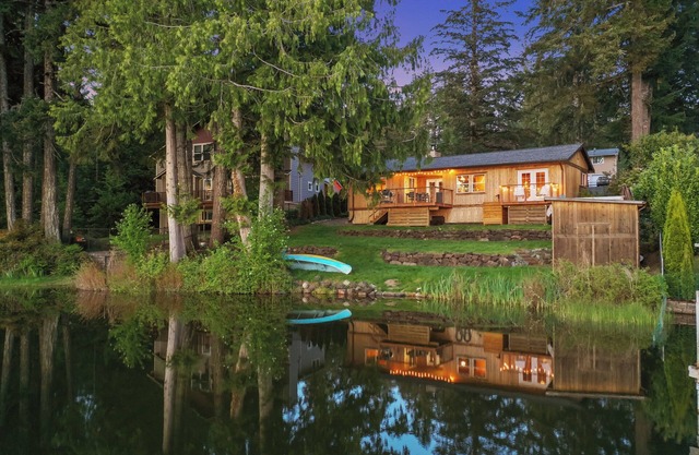All-seasons lakefront cabin near Hood Canal - hot tub, fire pit, kayak + canoe