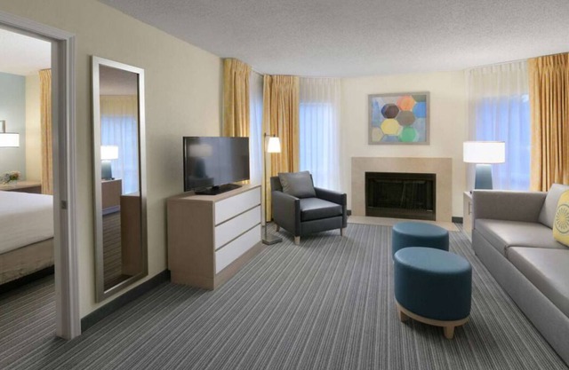 All-Suite Hotel with Swimming Pool, Full Kitchen, Minutes to Howard L. Ward Park