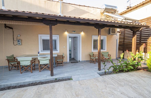 Alley House by RentalsPro
