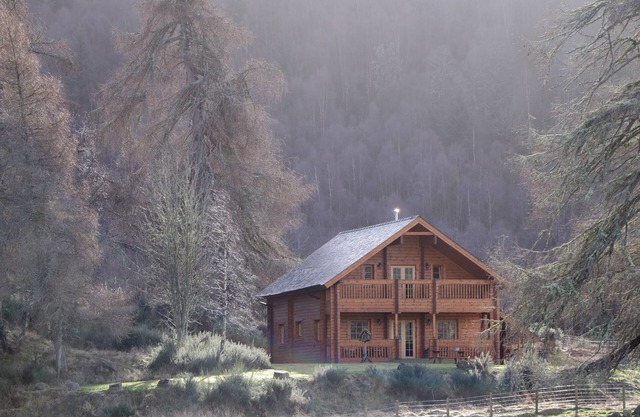 ALLT LODGE, pet friendly, with open fire in Drumnadrochit, Loch Ness
