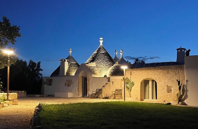 ALMAPULIA beautiful trulli with private pool and veranda among Apulian olive trees
