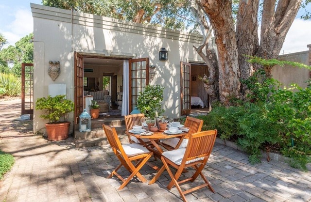 Aloe Cottage on private estate with access to walking trails of Constantia