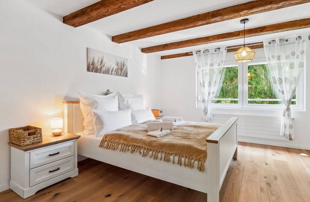 Alpenzauber Chalet | mountain view, near Braunwald - bathtub and parking lot