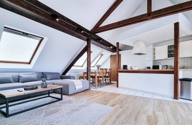 Alpha Apartments: Dachstudio - Stil & Eleganz, 2BR