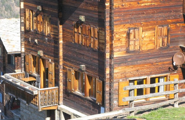 Alpia 26 - Zwei Zimmerwohnung in traditionellem Walliser Haus