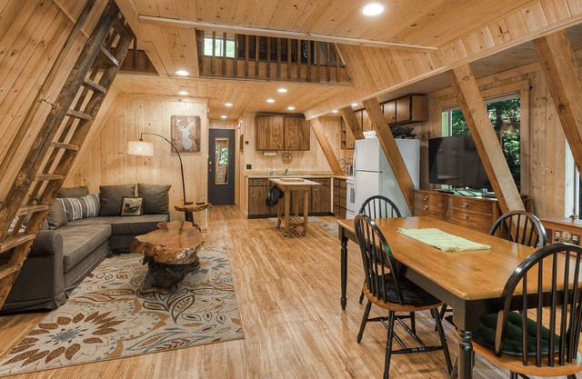 Alpine A-frame just minutes to hiking w hot tub, spacious yard