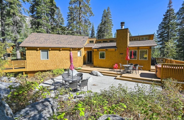 Alpine Adventure by Tahoe Getaways - Ski Shuttle, Hot Tub + Pet Friendly